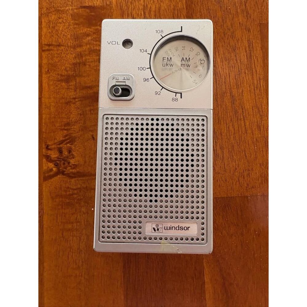 Windsor 2024sp AM/FM Pocket Transistor Radio 1980s